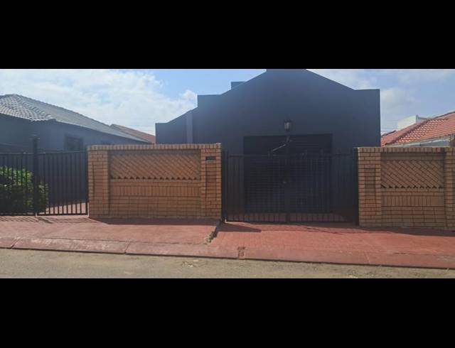 3 BEDROOM HOUSE FOR SALE IN PROTEA NORTH